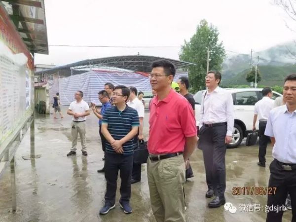 省金融办党组书记、主任肖学与行业企业负责人同赴连州市湖江村开展精准扶贫工作 省金融办党组书记、主任肖学与行业企业负责人同赴连州市湖江村开展精准扶贫工作
