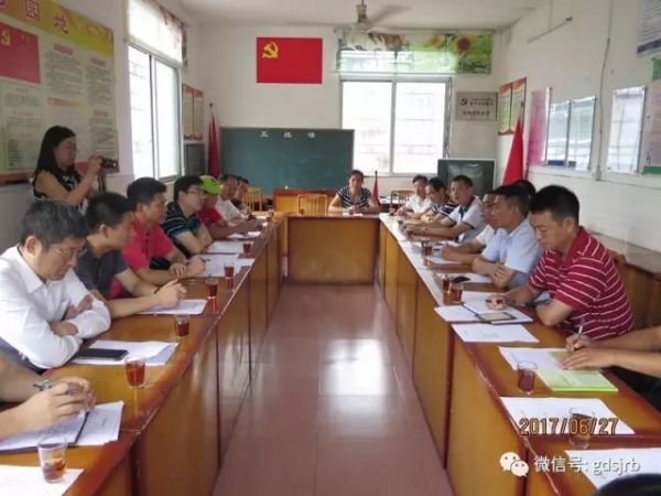省金融办党组书记、主任肖学与行业企业负责人同赴连州市湖江村开展精准扶贫工作 省金融办党组书记、主任肖学与行业企业负责人同赴连州市湖江村开展精准扶贫工作